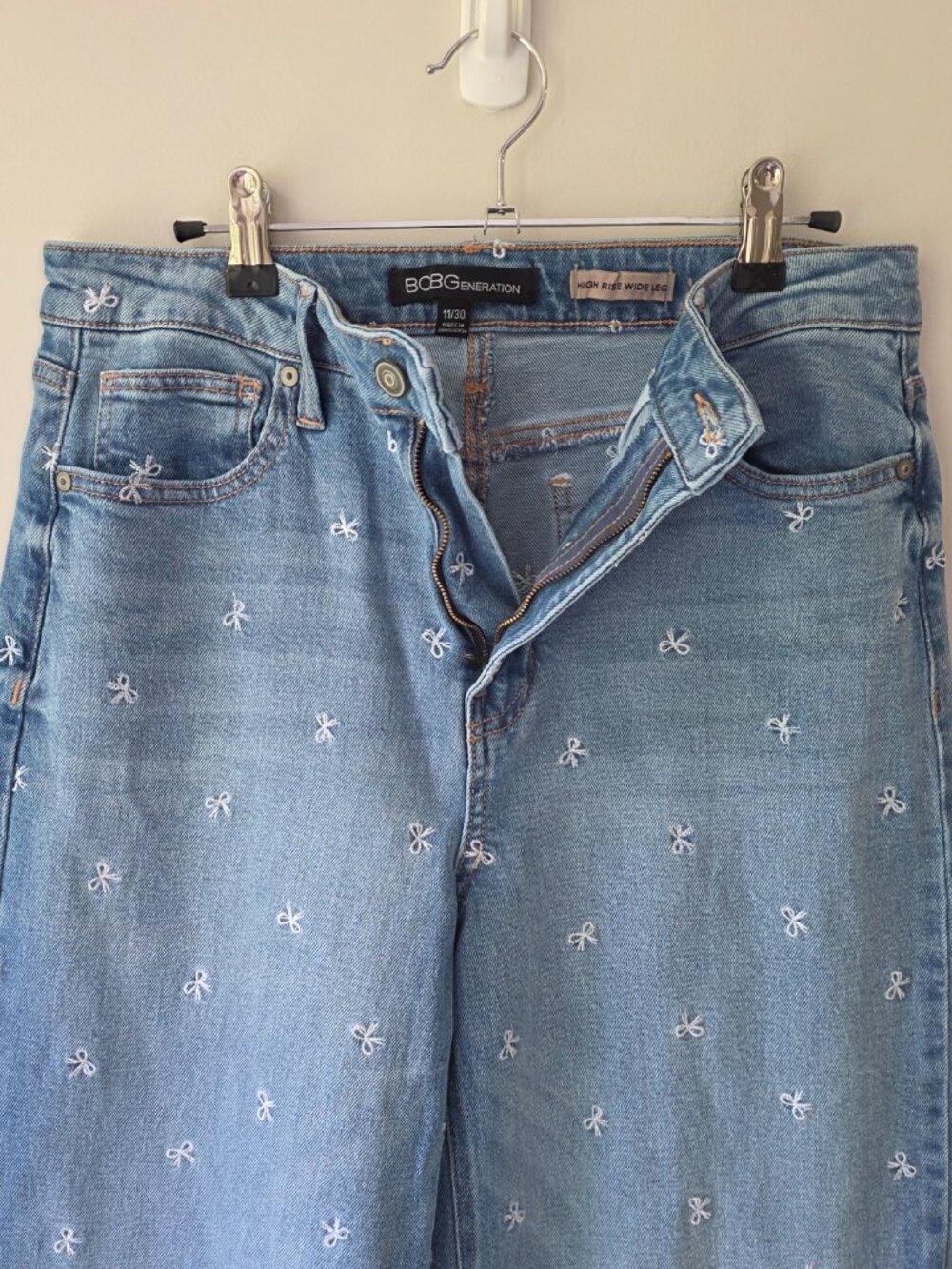 BCBG High Rise Wide Leg Jeans | 11/30 | Light Wash Embroidered Bows Cute NWOT - Picture 3 of 8